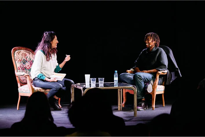 Deux femmes assises sur des fauteuils en conversation les unes avec les autres