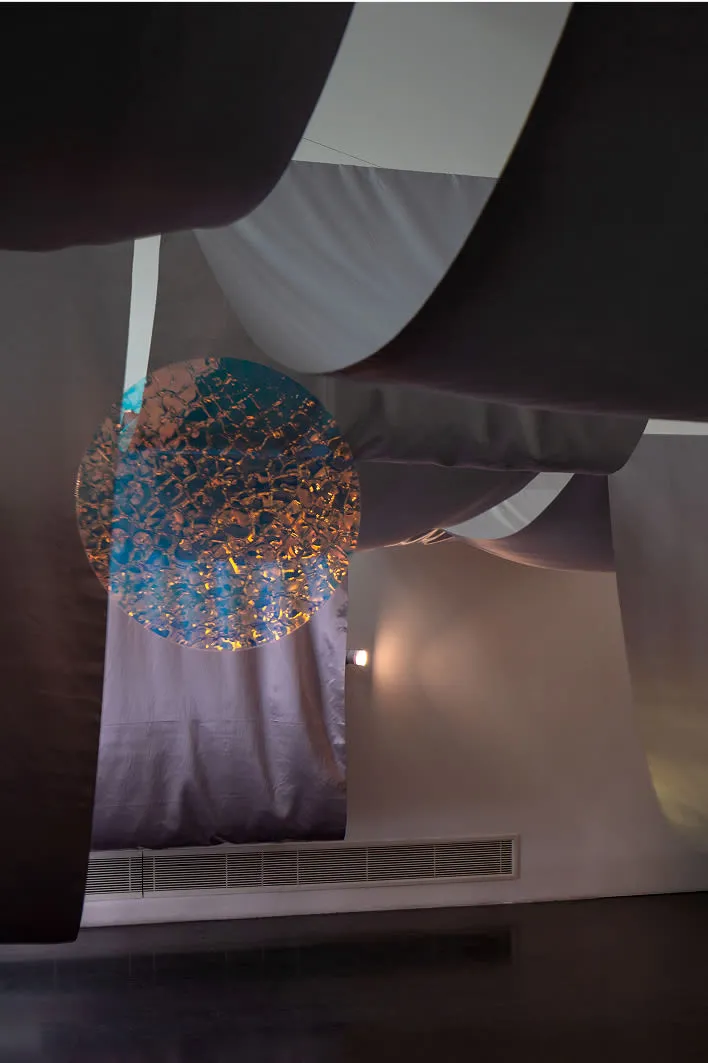 Une grande pièce d'art suspendue du plafond