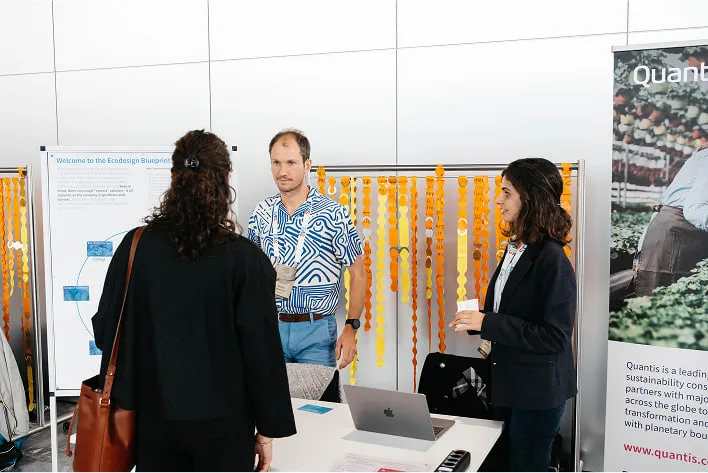 Un groupe de personnes autour d'une table