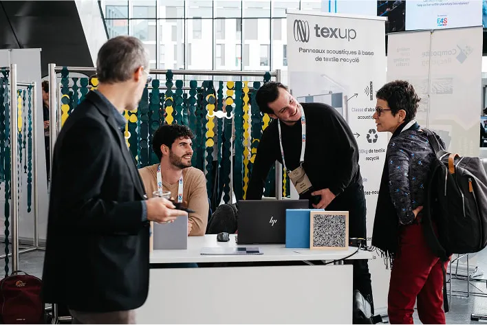 Un groupe d'hommes autour d'une table