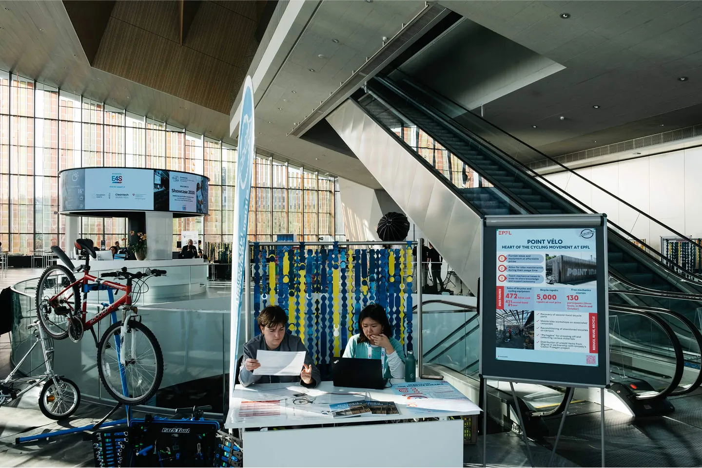 Deux personnes assises autour d'une table avec un ordinateur portable