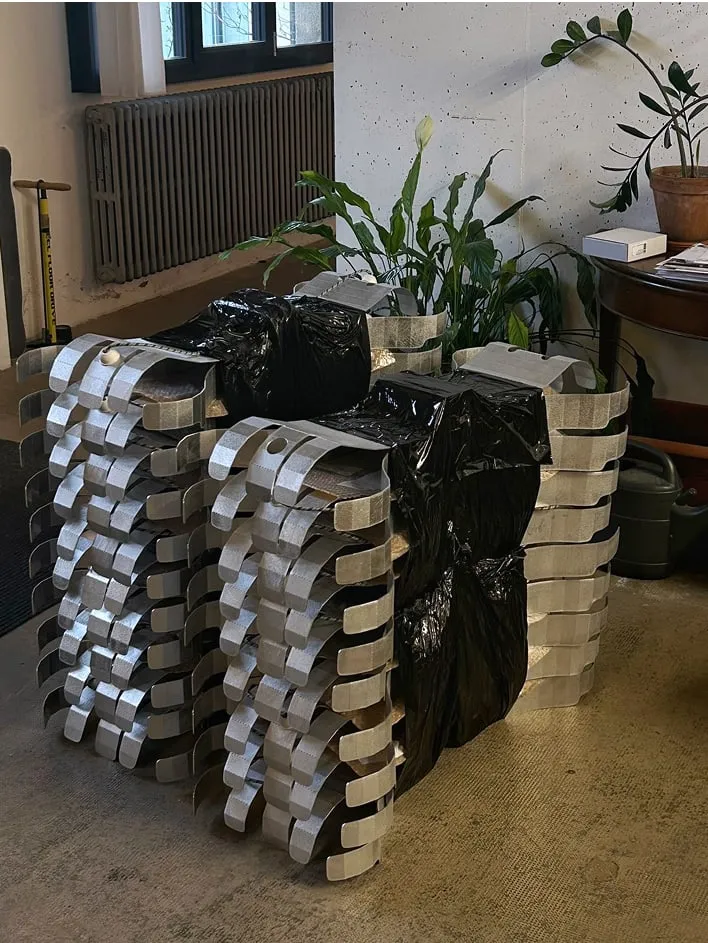 Une pile de lampes Deux Mains et Dix Doigts emballées