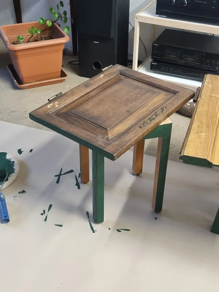 Une table en bois posée sur un sol blanc