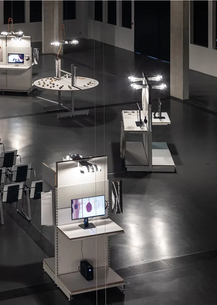 Vue d'ensemble de la scénographie