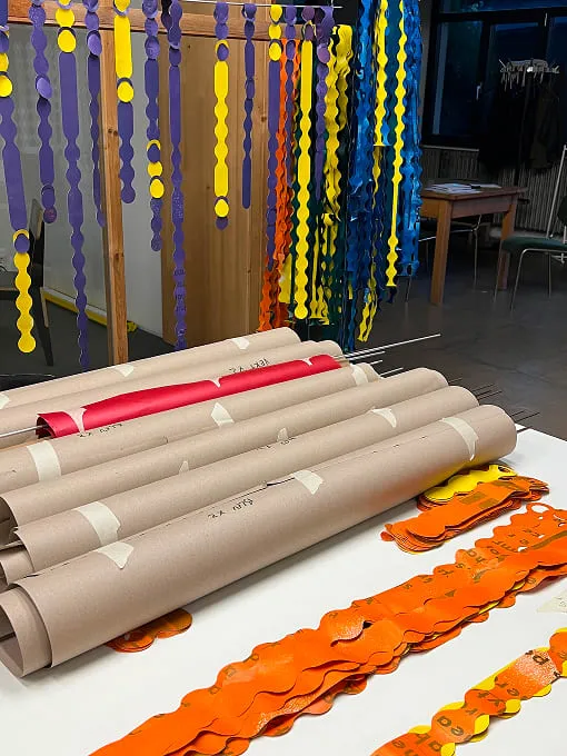 Une table avec un rouleau de papier brun dessus